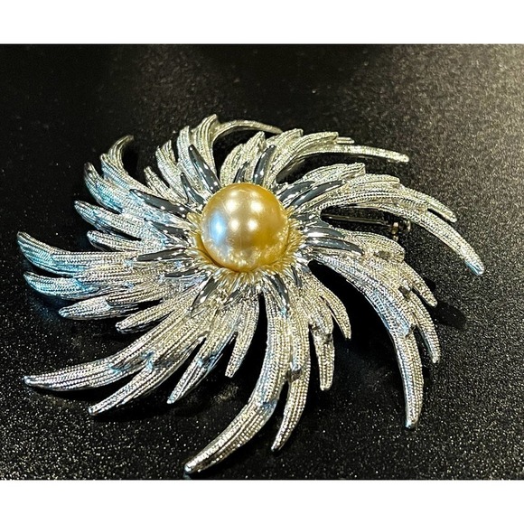 60s Sarah Coventry Swirl Brooch "Book Piece" Hurricane Simulated Pearl Rhodium - Picture 2 of 10
